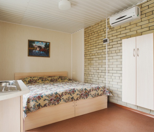 летный домик с двухспальной кроватью для отдыха